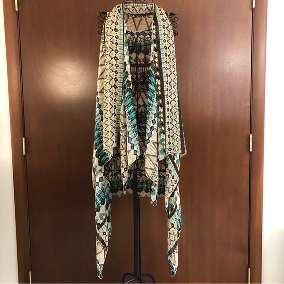 Geometric Patterned Tunic with Blue Accents - Picture 5 of 11